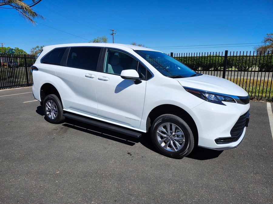 New 2026 Toyota Sienna Hybrid LE - Vantage Mobility Commercial Rear Entry Fold Out Manual Ramp