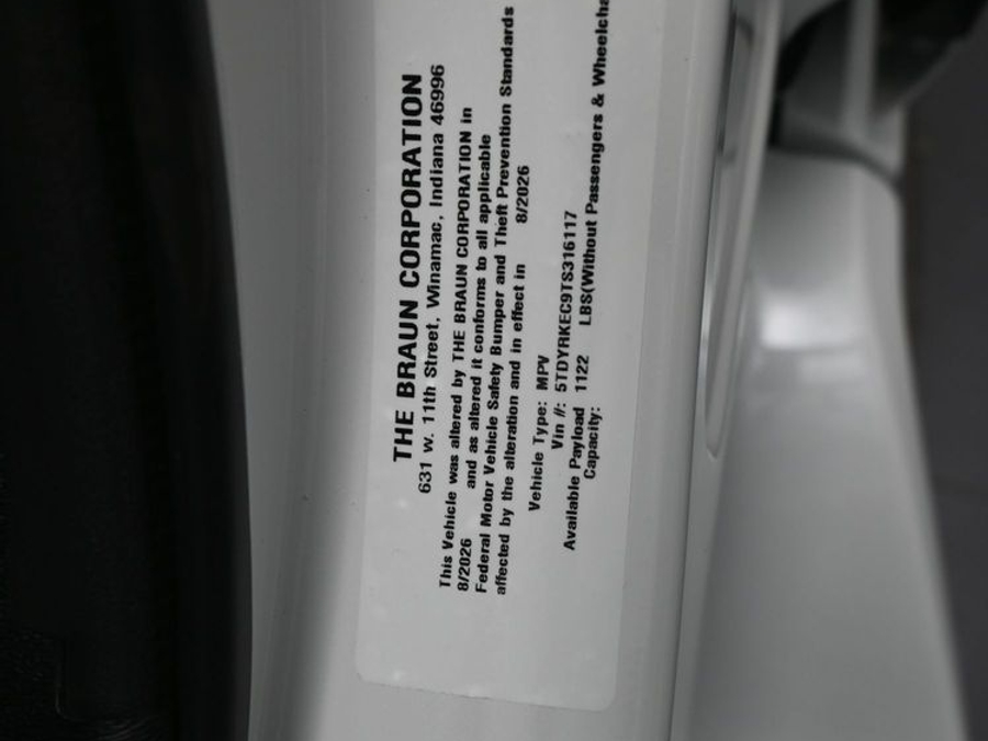 New 2026 Toyota Sienna Hybrid XLE Base - BraunAbility Side Entry Fold Out Automatic Ramp