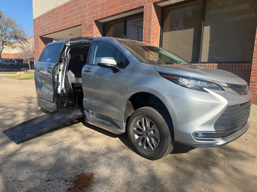 2022 Toyota Sienna XLE's photo