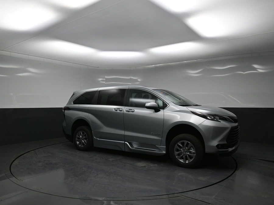 New 2025 Toyota Sienna Hybrid XLE Base - BraunAbility Side Entry Entry Fold Out Automatic Ramp