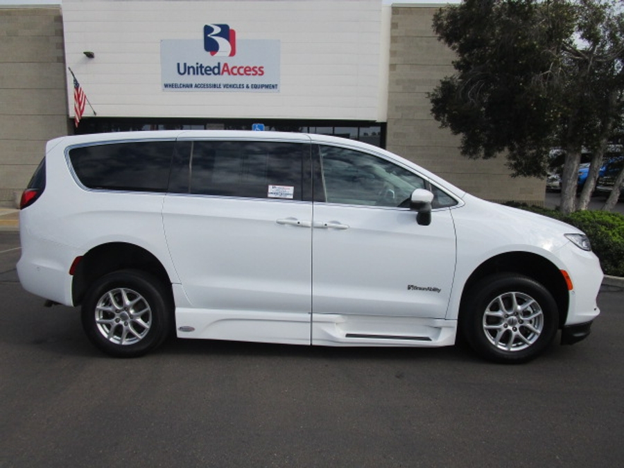 Used 2023 Chrysler Pacifica Touring L Safety - BraunAbility Side Entry Entry In Floor Automatic Ramp