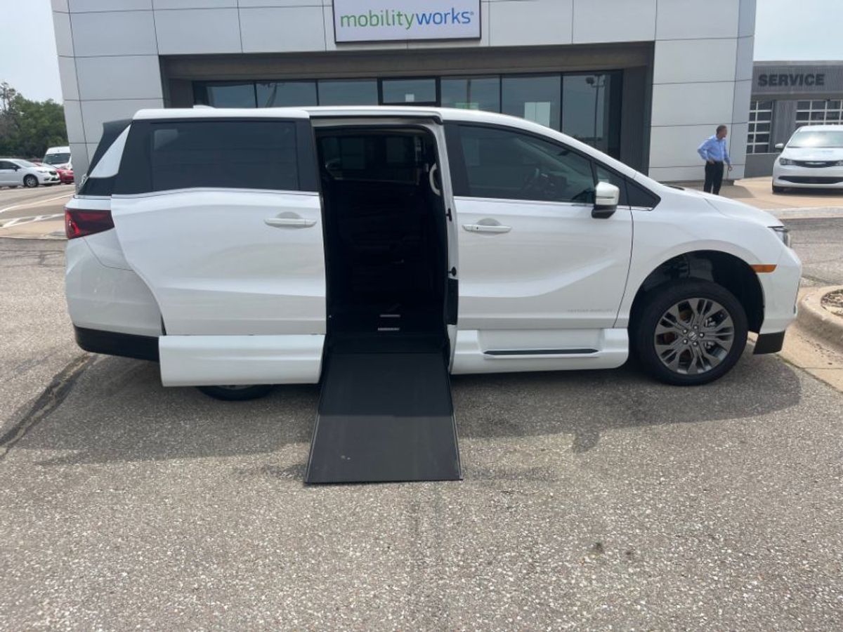 White Honda Odyssey with Side Entry Automatic In Floor ramp