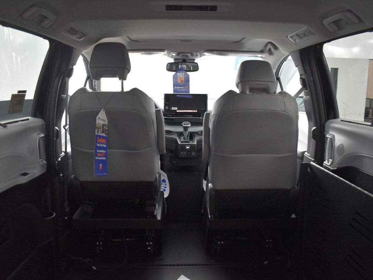 Black Toyota Sienna image number 14