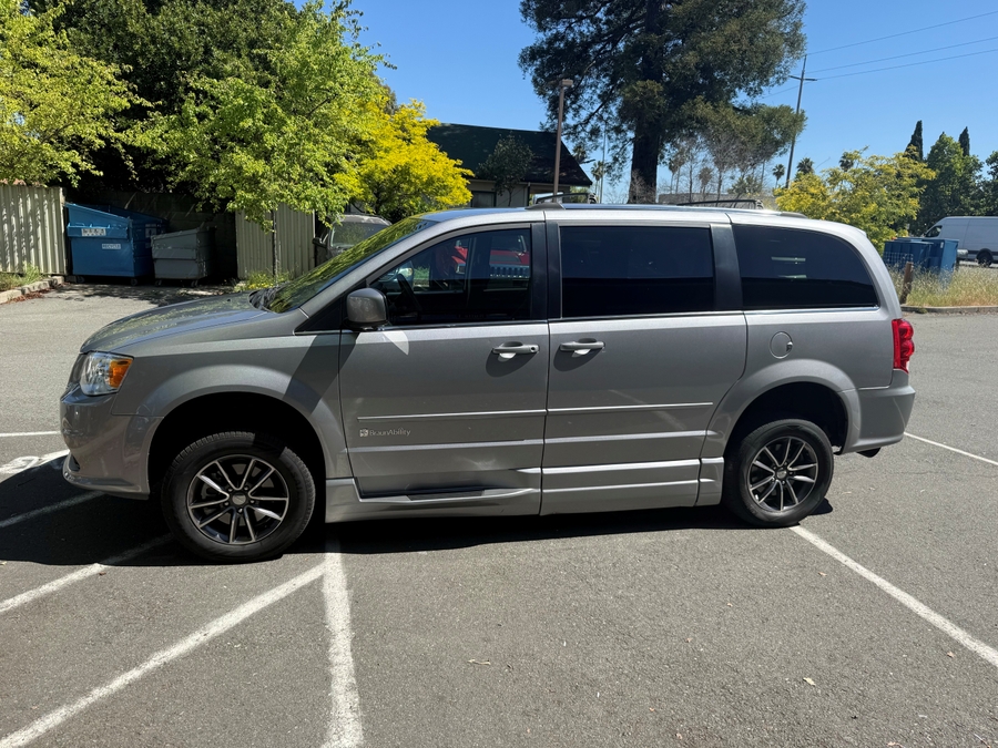 Used 2017 DODGE GRAND CARAVAN SXT - BraunAbility Side Entry Entry Fold Out Automatic Ramp