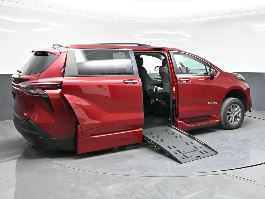 New 2026 Toyota Sienna Hybrid XLE Base - BraunAbility Side Entry Entry Fold Out Automatic Ramp