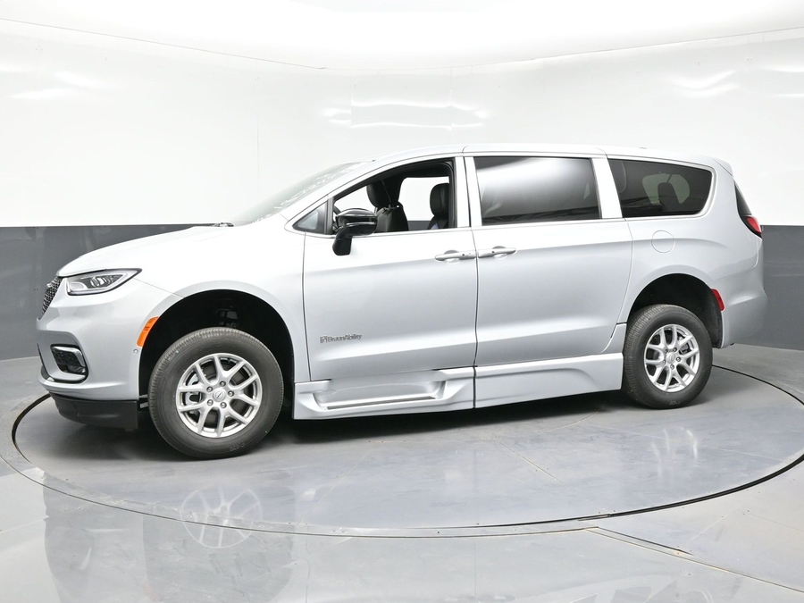 New 2026 Chrysler Pacifica Select Safety - BraunAbility Side Entry Entry Fold Out Automatic Ramp