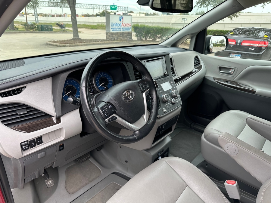 Used 2020 Toyota Sienna XLE Base - BraunAbility Side Entry Entry In Floor Automatic Ramp