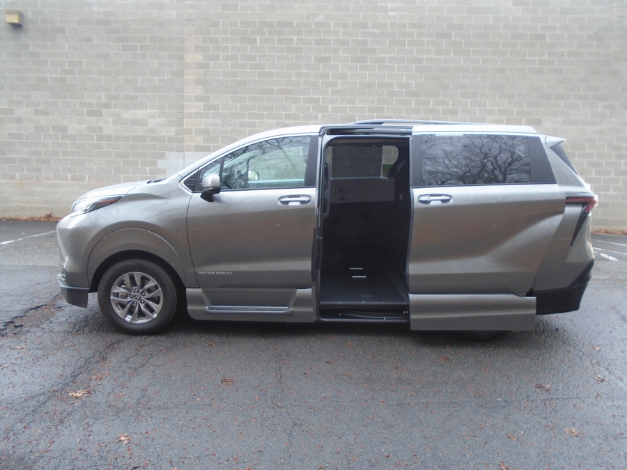 Grey Toyota Sienna image number 4
