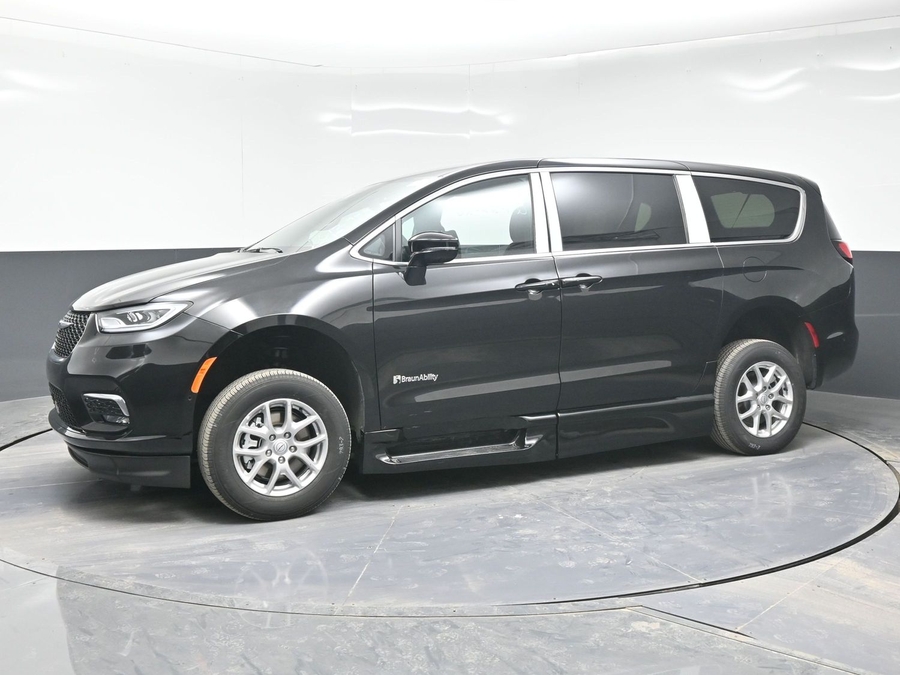 Black Chrysler Pacifica image number 2