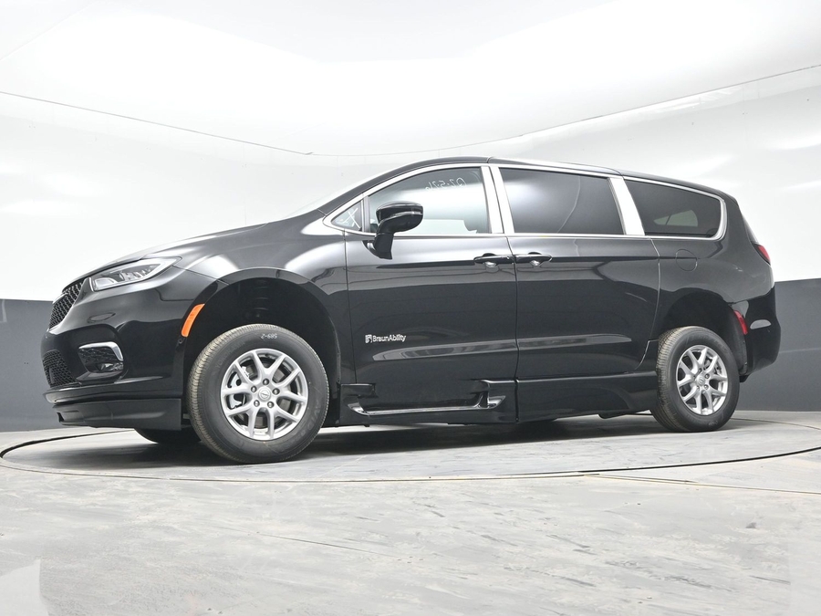 Black Chrysler Pacifica image number 19