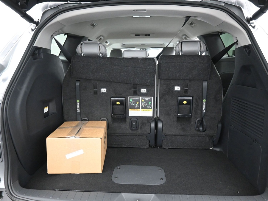 Grey Toyota Sienna image number 11