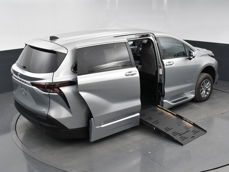 New 2025 Toyota Sienna Hybrid LE - BraunAbility Side Entry Entry Fold Out Automatic Ramp