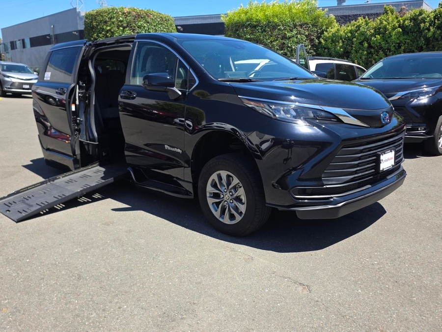 Used 2024 Toyota Sienna Hybrid LE - BraunAbility Side Entry Fold Out Automatic Ramp