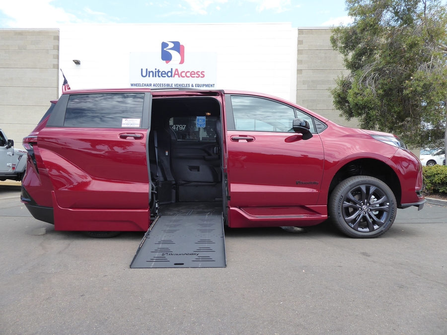 New 2026 Toyota Sienna Hybrid XSE Sport - BraunAbility Side Entry Fold Out Automatic Ramp