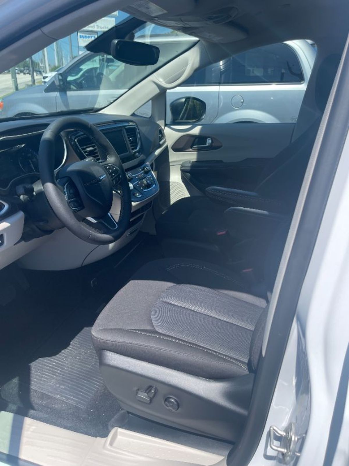 2024 CHRYSLER VOYAGER - Image 10