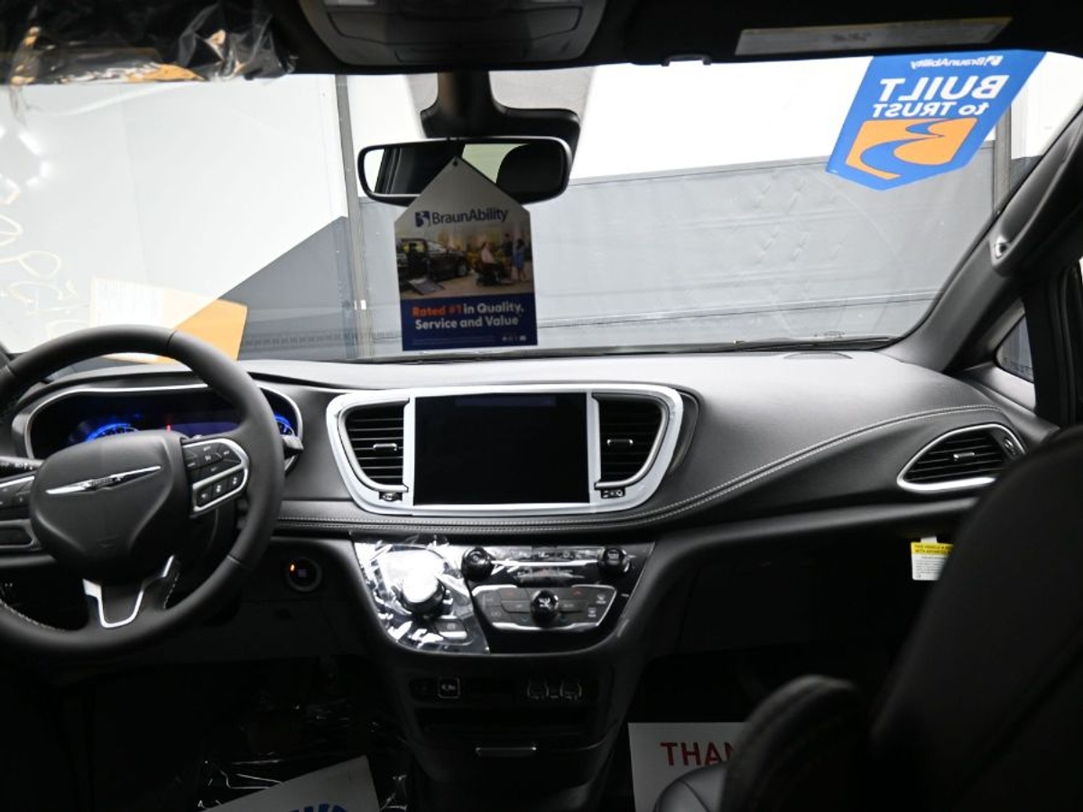 Black Chrysler Pacifica image number 12