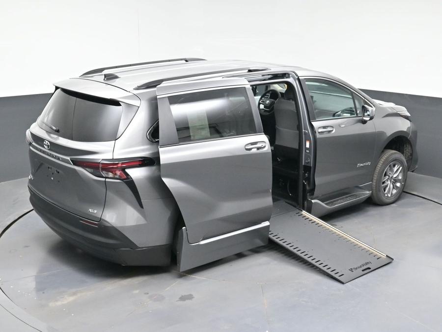Grey Toyota Sienna image number 22