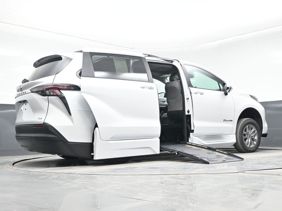 New 2026 Toyota Sienna Hybrid XLE Add - BraunAbility Side Entry Entry Fold Out Automatic Ramp