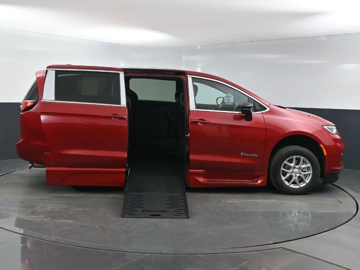 2025 Chrysler Pacifica Select's photo