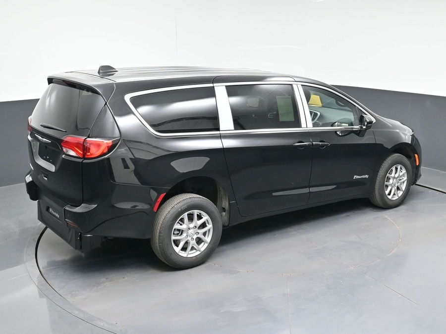 Black Chrysler Voyager image number 16