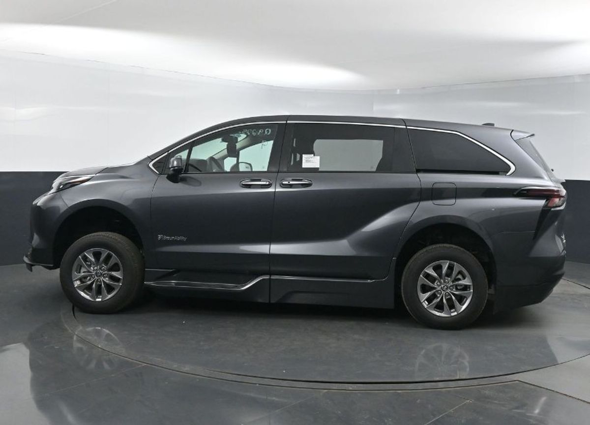 Grey Toyota Sienna image number 3