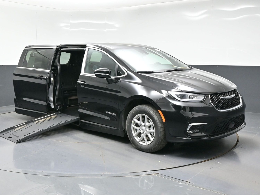 Black Chrysler Pacifica image number 12