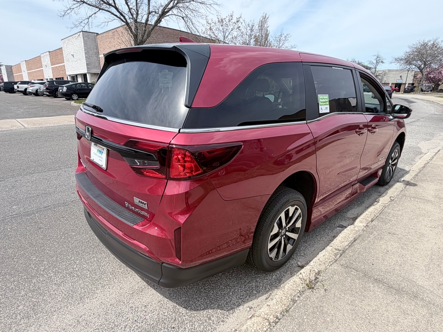 Red Honda Odyssey image number 4