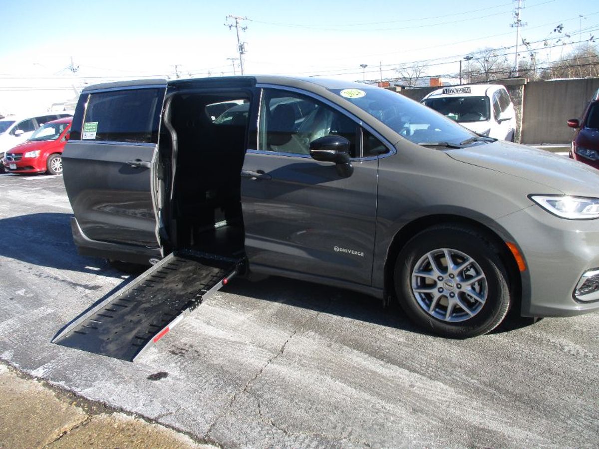 Chrysler Pacifica gris imagen numero 9