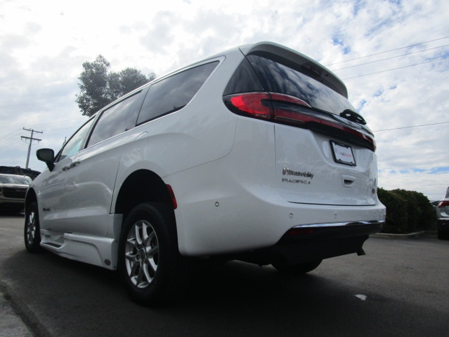 Used 2023 Chrysler Pacifica Touring L Safety - BraunAbility Side Entry Entry In Floor Automatic Ramp