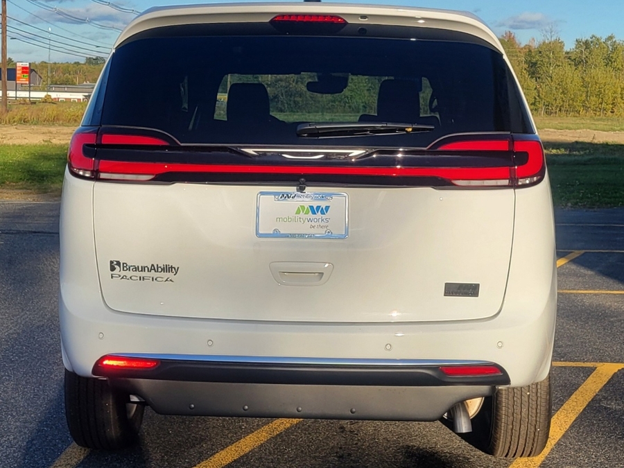 White Chrysler Pacifica image number 5