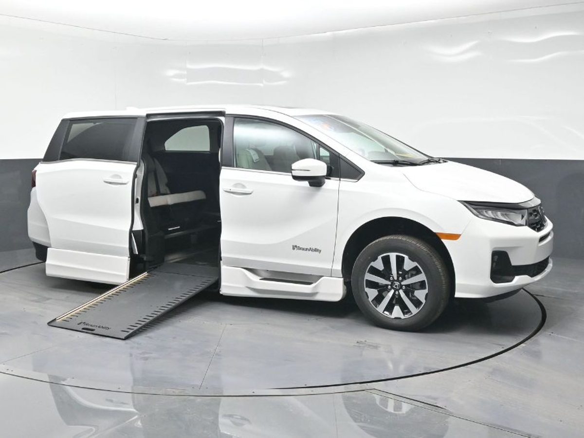 White Honda Odyssey with Side Entry Automatic In Floor ramp