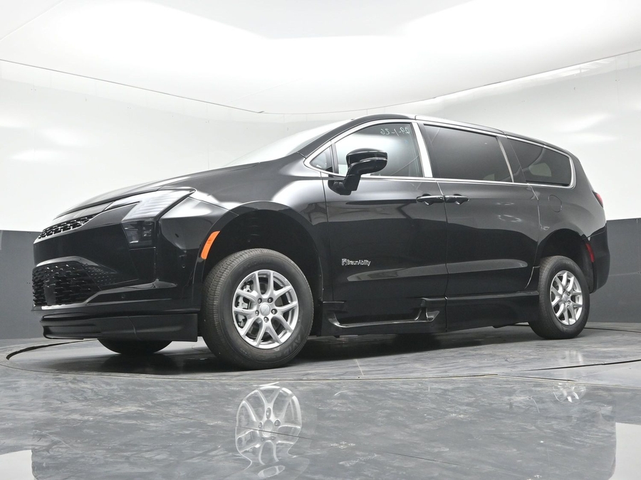 Black Chrysler Pacifica image number 16