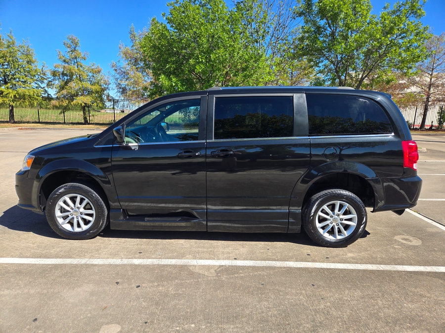 Used 2020 Dodge Grand Caravan SXT - BraunAbility Side Entry Fold Out Automatic Ramp
