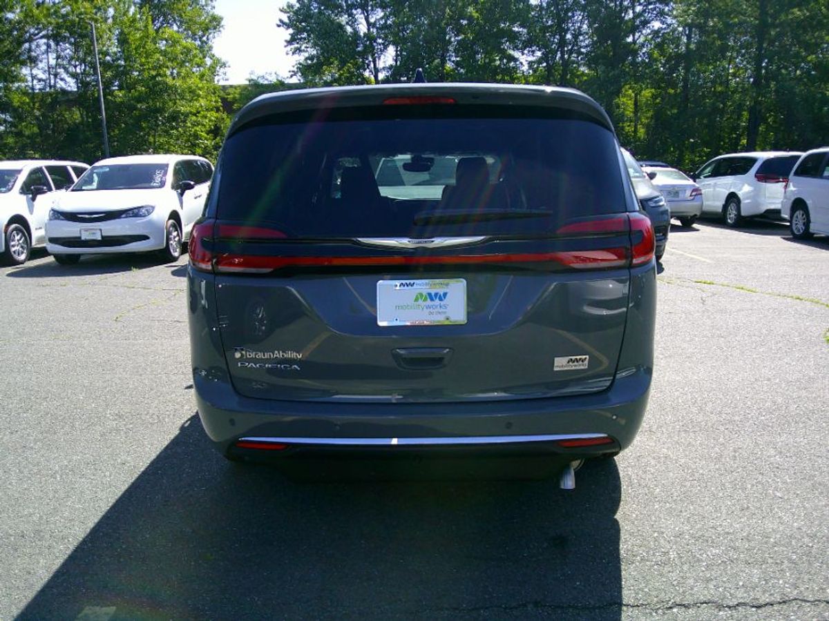 Grey Chrysler Pacifica image number 7