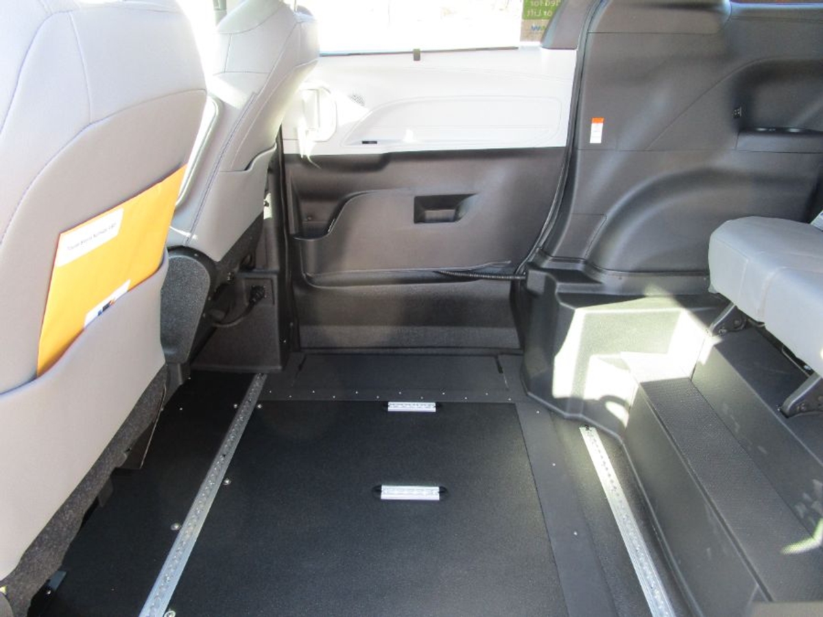 Silver Toyota Sienna image number 6