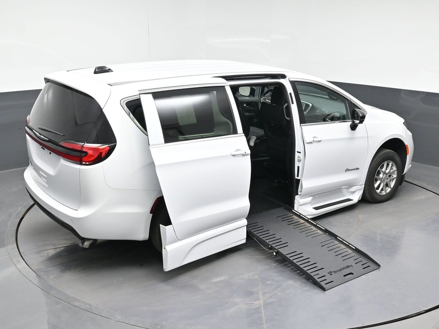 White Chrysler Pacifica image number 11
