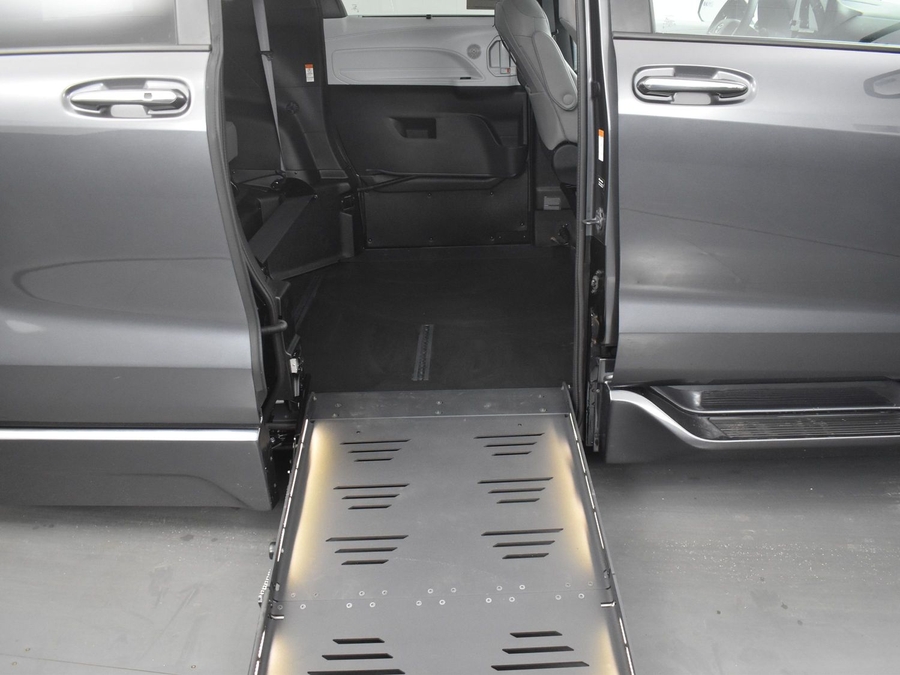 New 2025 Toyota Sienna Hybrid XLE Base - BraunAbility Side Entry Entry Fold Out Automatic Ramp