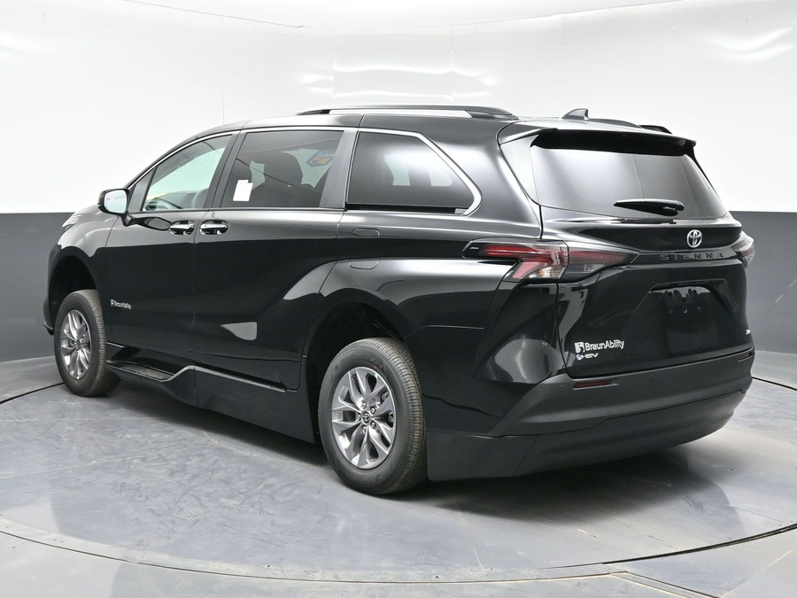 Black Toyota Sienna image number 4