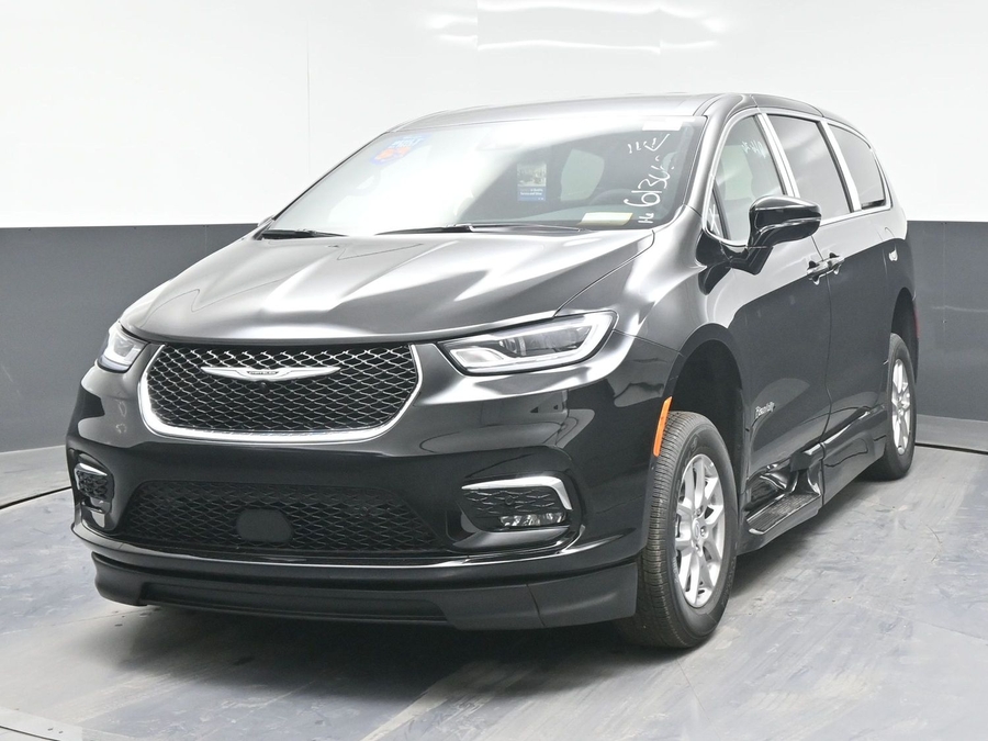 Black Chrysler Pacifica image number 1