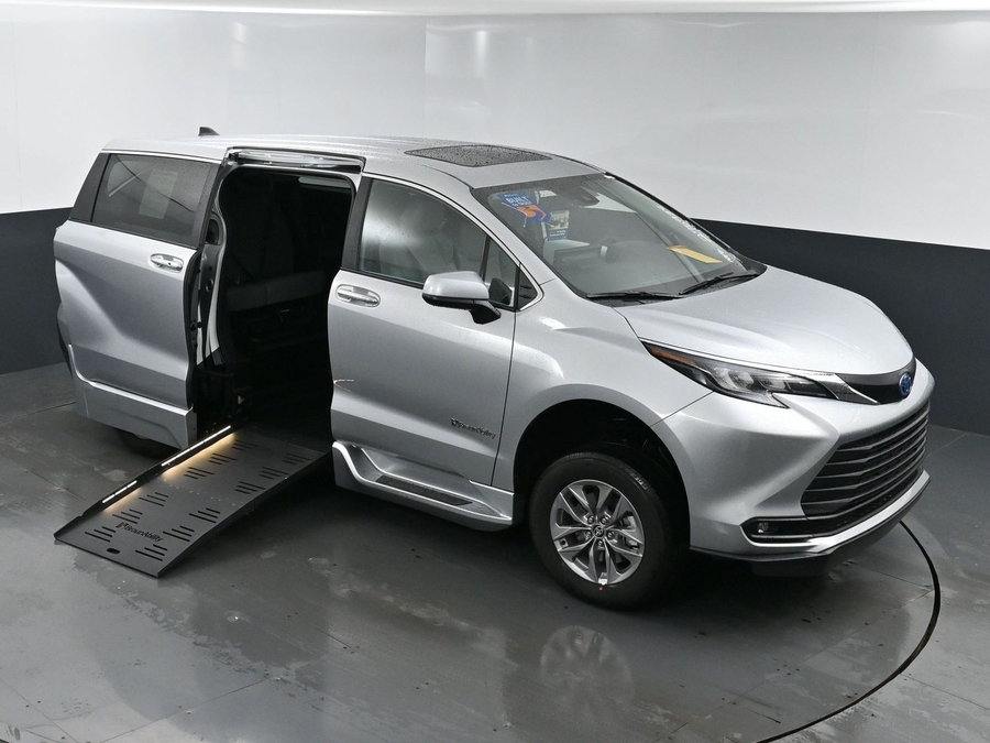 New 2025 Toyota Sienna Hybrid XLE Base - BraunAbility Side Entry Entry Fold Out Automatic Ramp