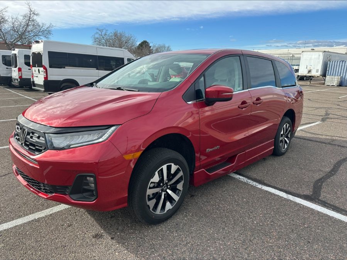 Red Honda Odyssey image number 7