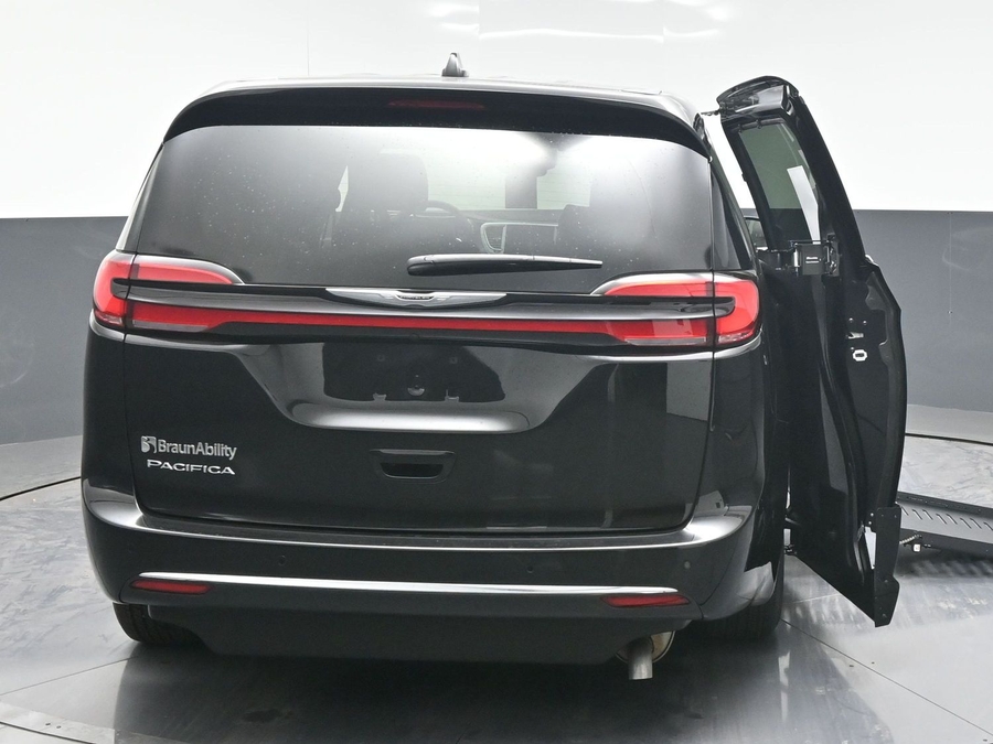Black Chrysler Pacifica image number 2