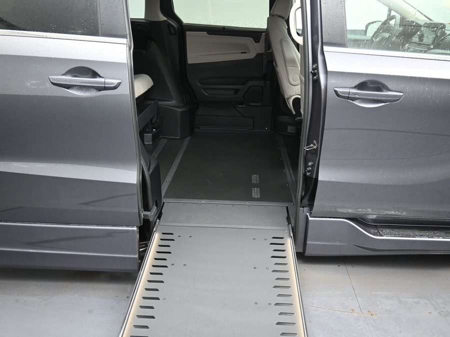 Grey Honda Odyssey image number 10