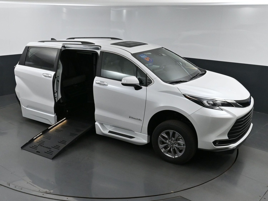 New 2025 Toyota Sienna Hybrid XLE Plus - BraunAbility Side Entry Entry Fold Out Automatic Ramp