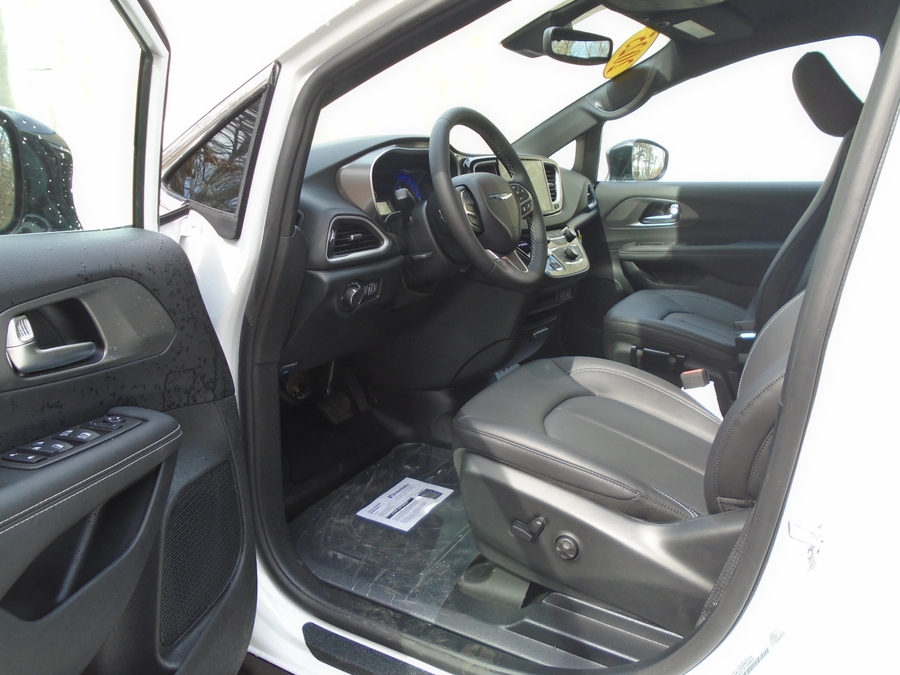 White Chrysler Voyager image number 4