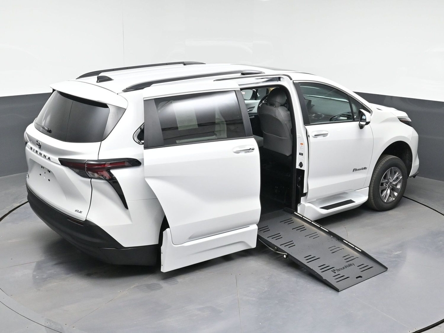 White Toyota Sienna image number 22