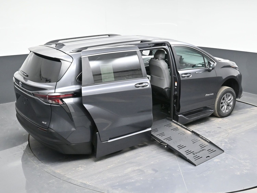 Grey Toyota Sienna image number 20