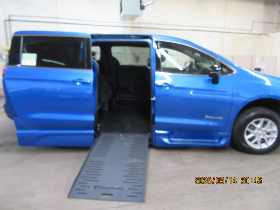 Blue Chrysler Pacifica image number 41