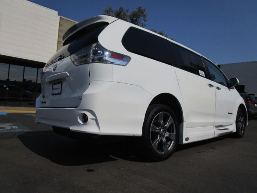 Used 2020 Toyota Sienna SE - BraunAbility Side Entry Entry In Floor Automatic Ramp