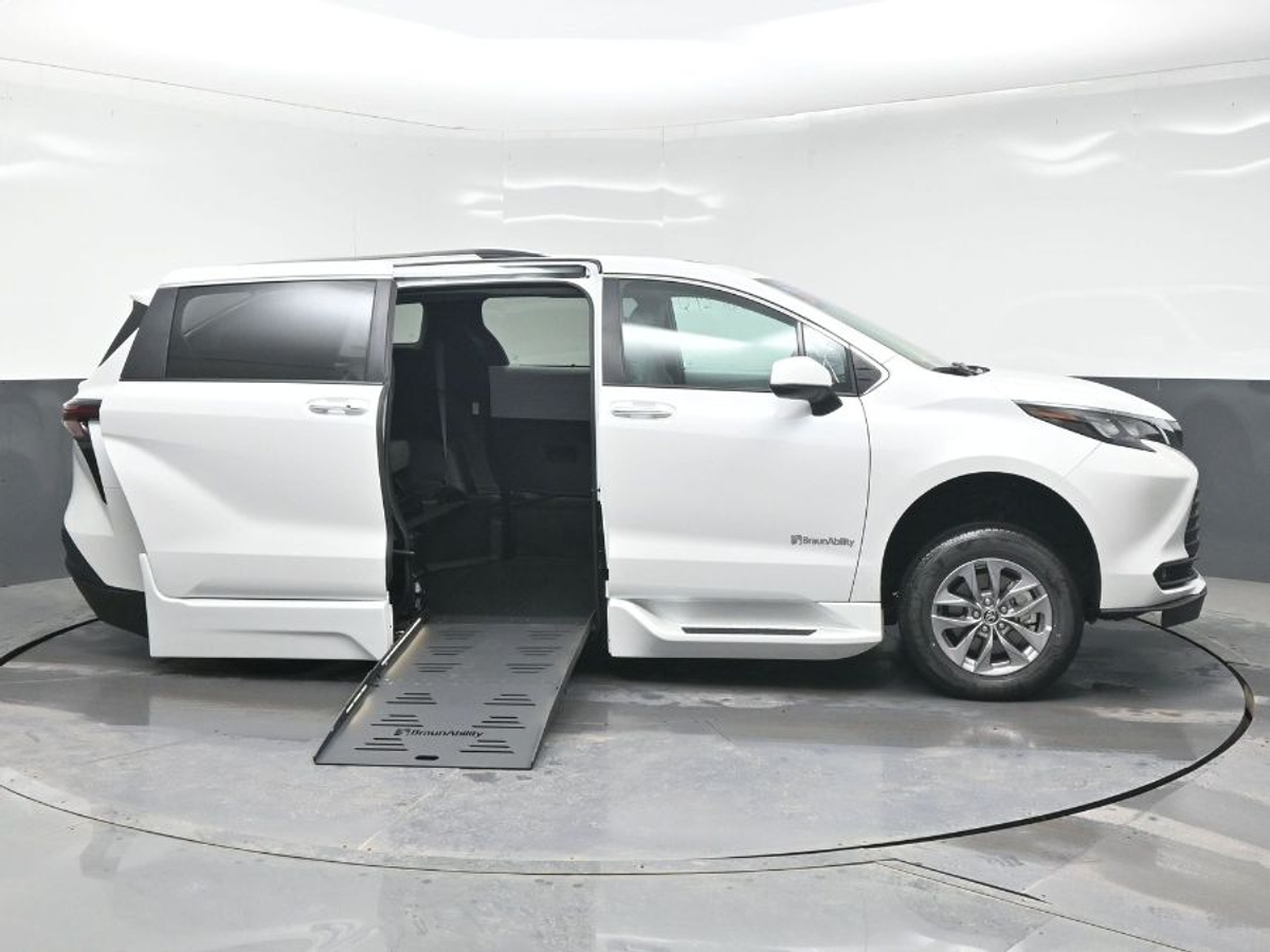 2025 Toyota Sienna XLE's photo